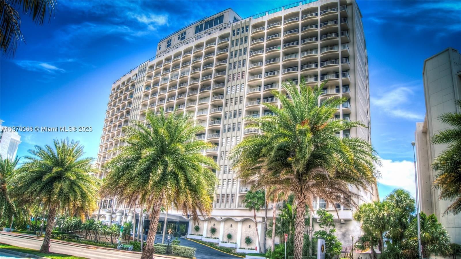 5401 Collins Ave 919