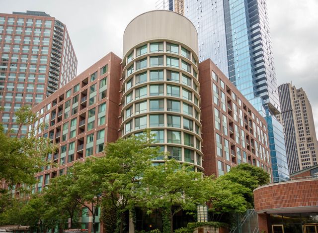 440 N Mcclurg Court 318