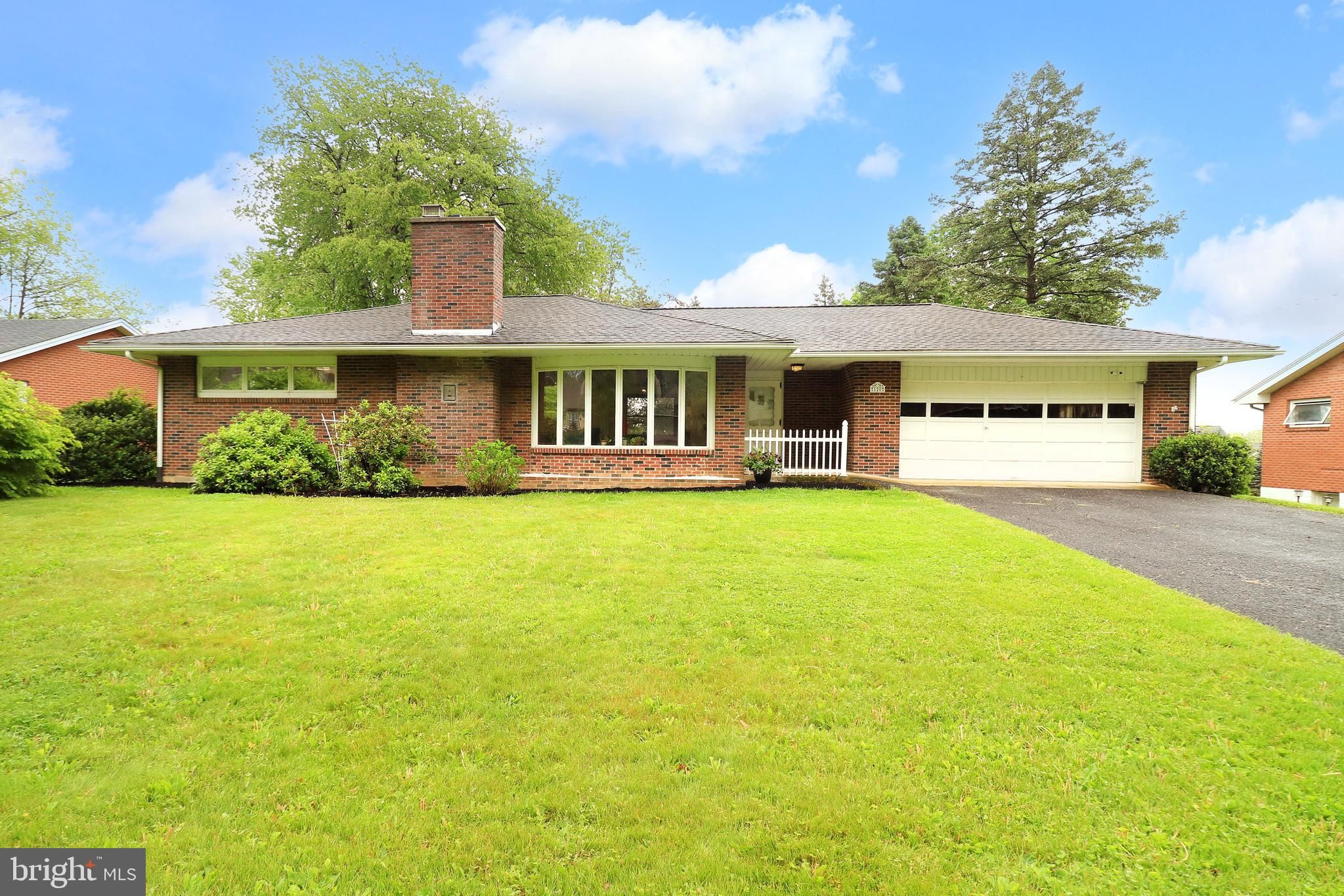 120 W Clearview Avenue