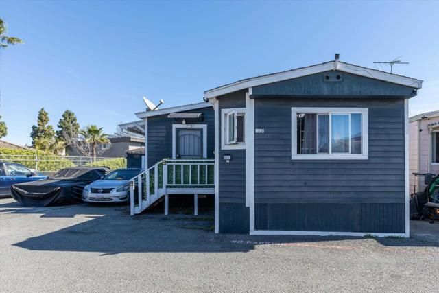 999 E Division St B27