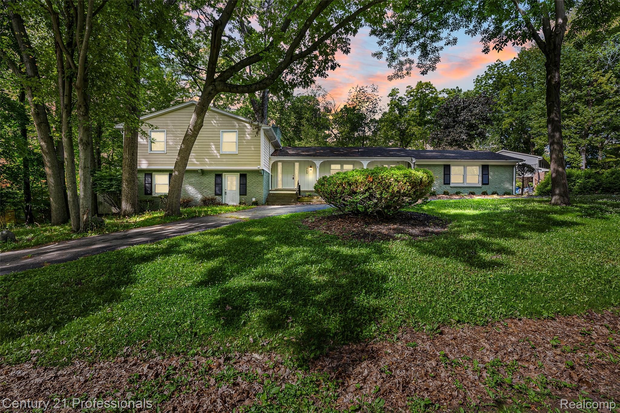 745 Hawthorne Drive