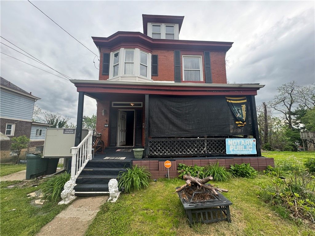 1447 Foliage St
