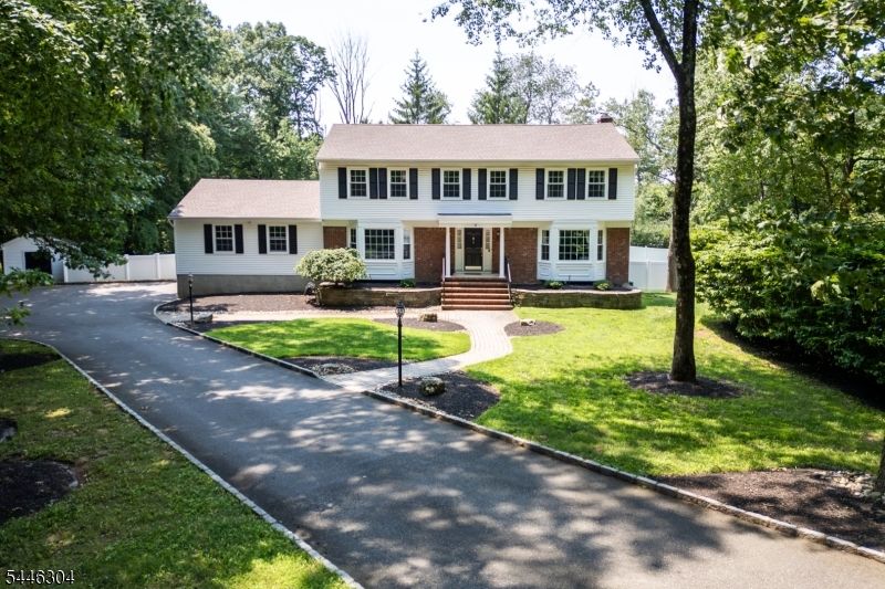 2 Hemlock Ln