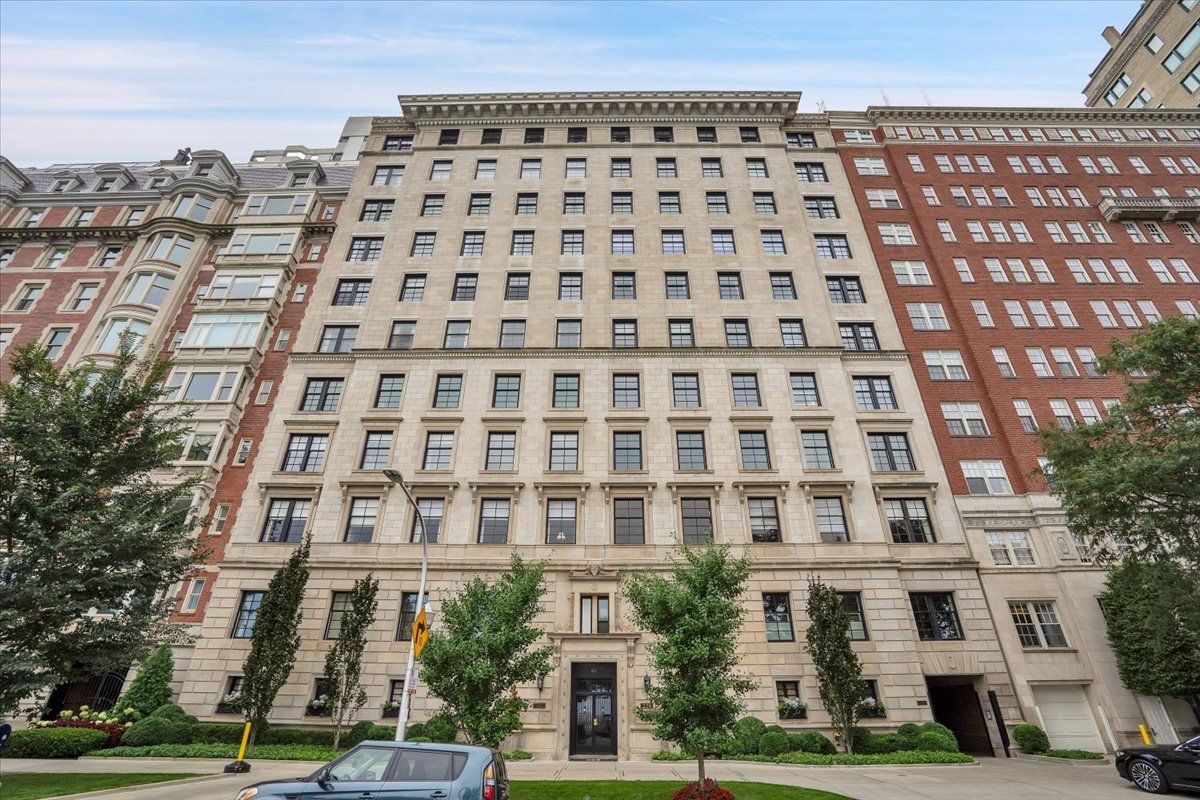 229 E Lake Shore Drive 10E