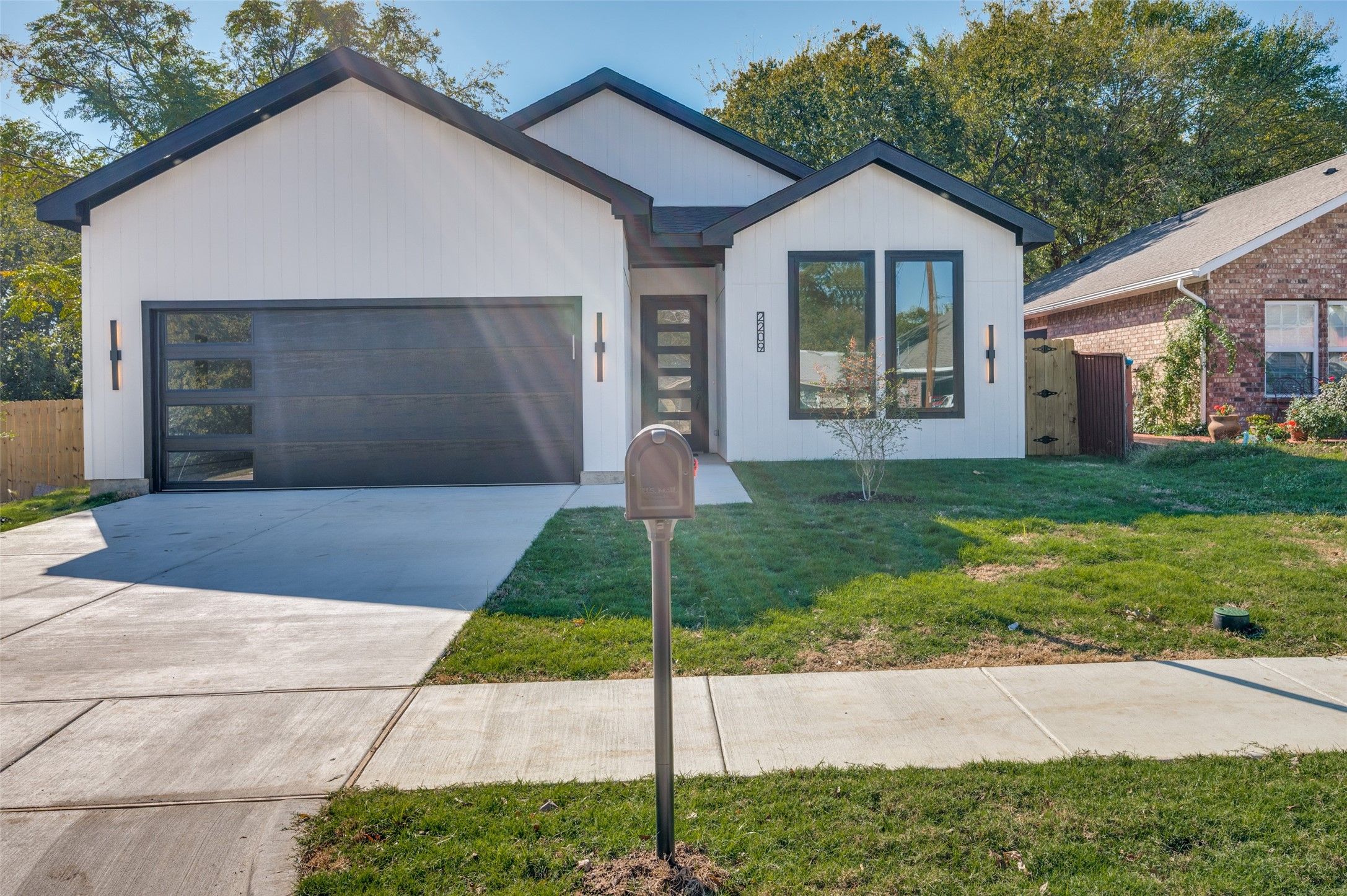 2209 W E Roberts Street