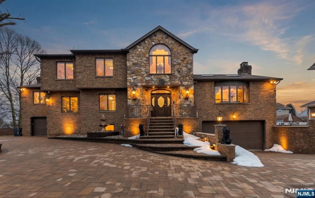 512 Van Bussum Avenue