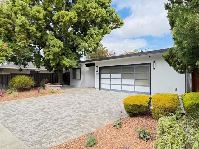 1105 Lorne Way