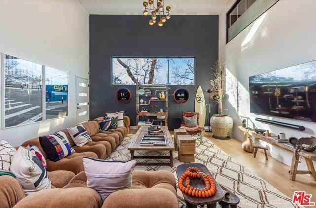 214 S Venice Boulevard