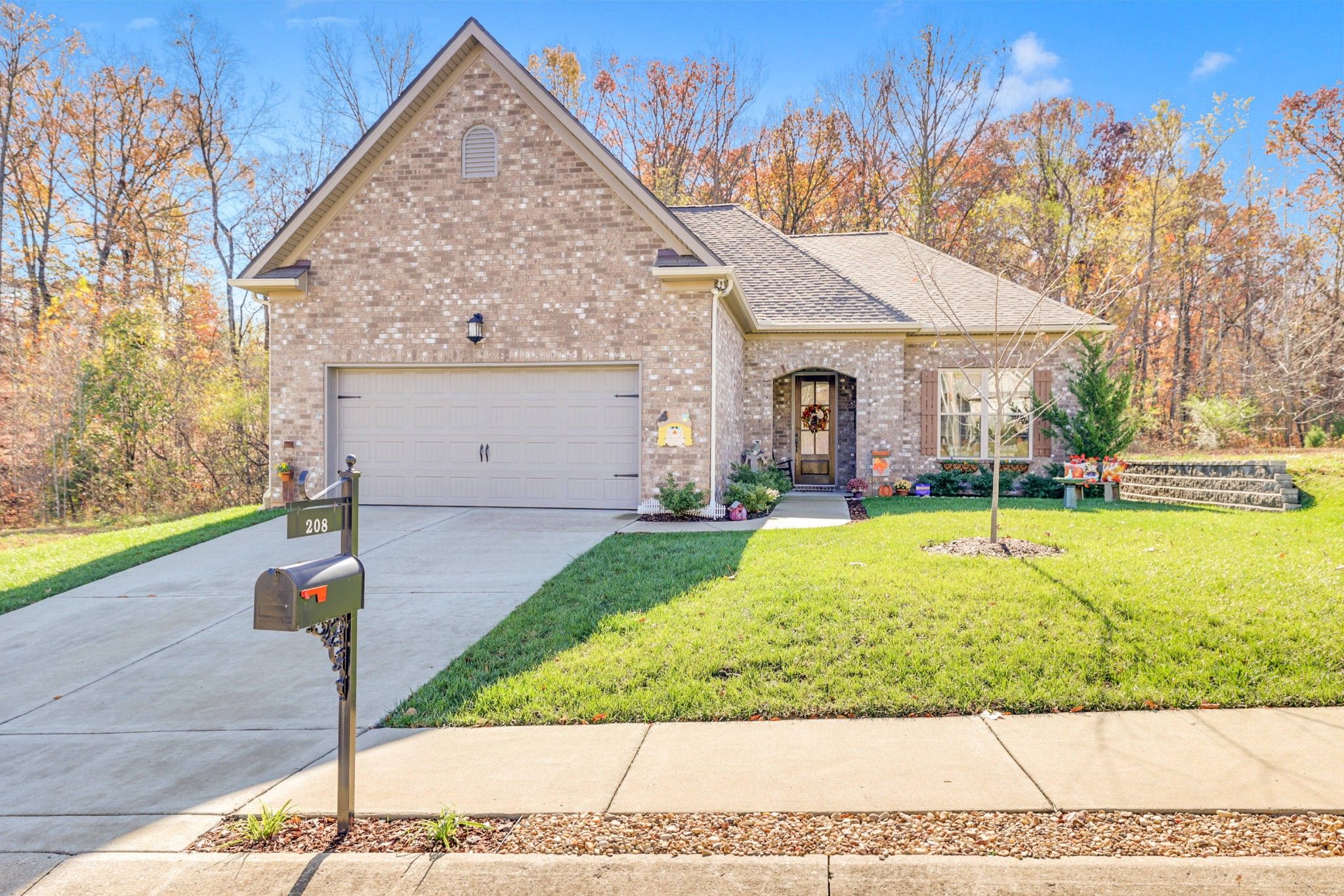 208 E Quail Hollow Way