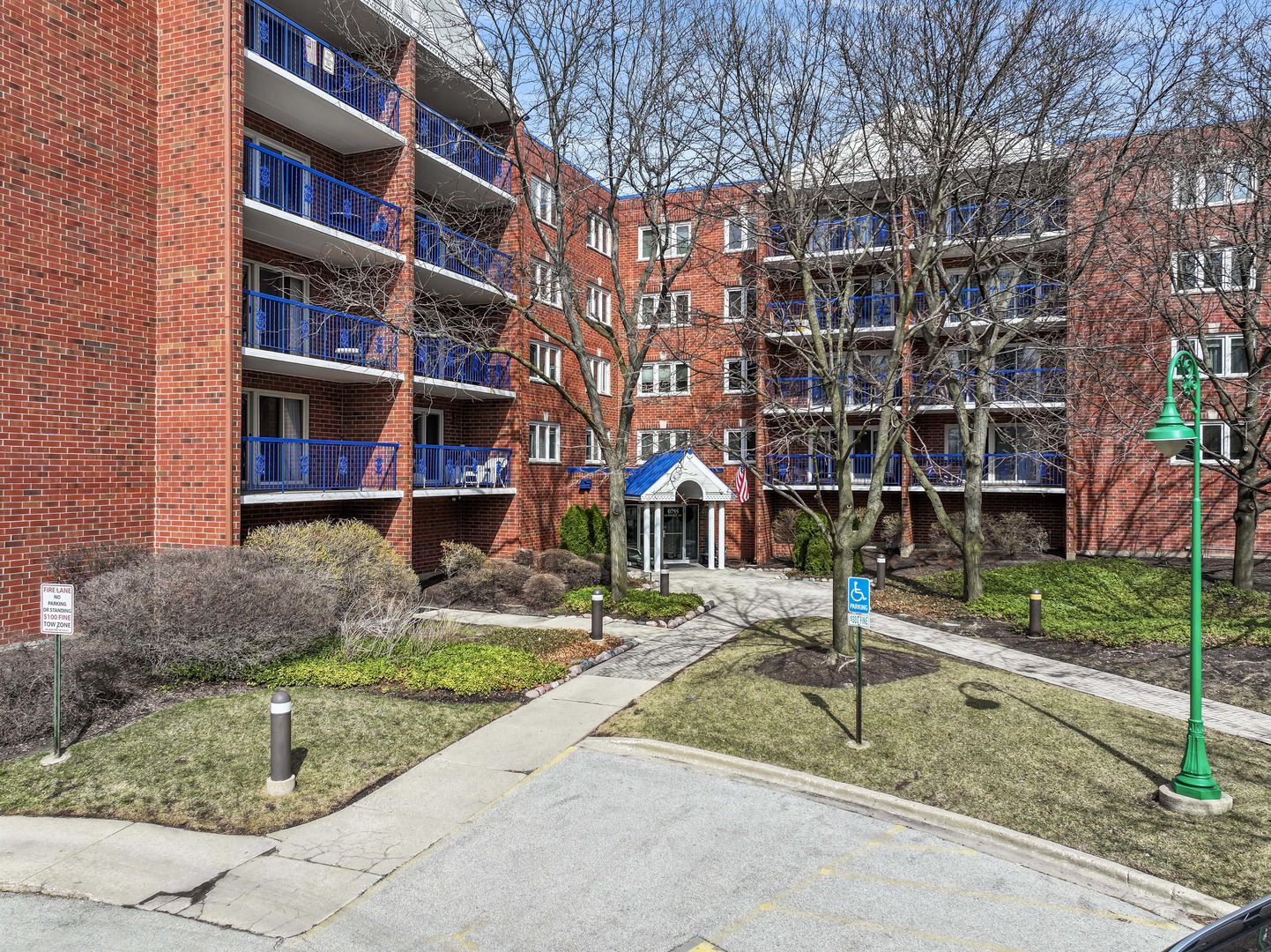 6755 N Milwaukee Avenue 302