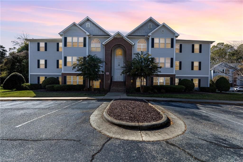 3698 Cotswold Avenue