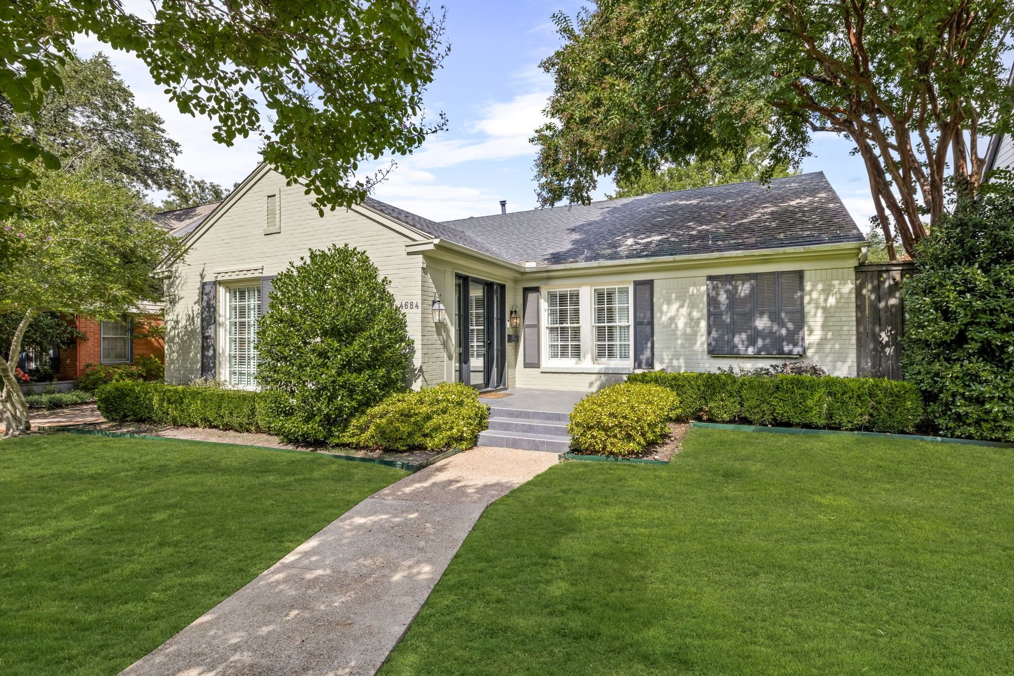 4684 S Versailles Avenue