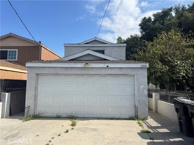 2200 E 105th