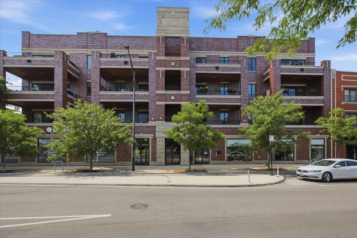 5820 N Clark Street 207