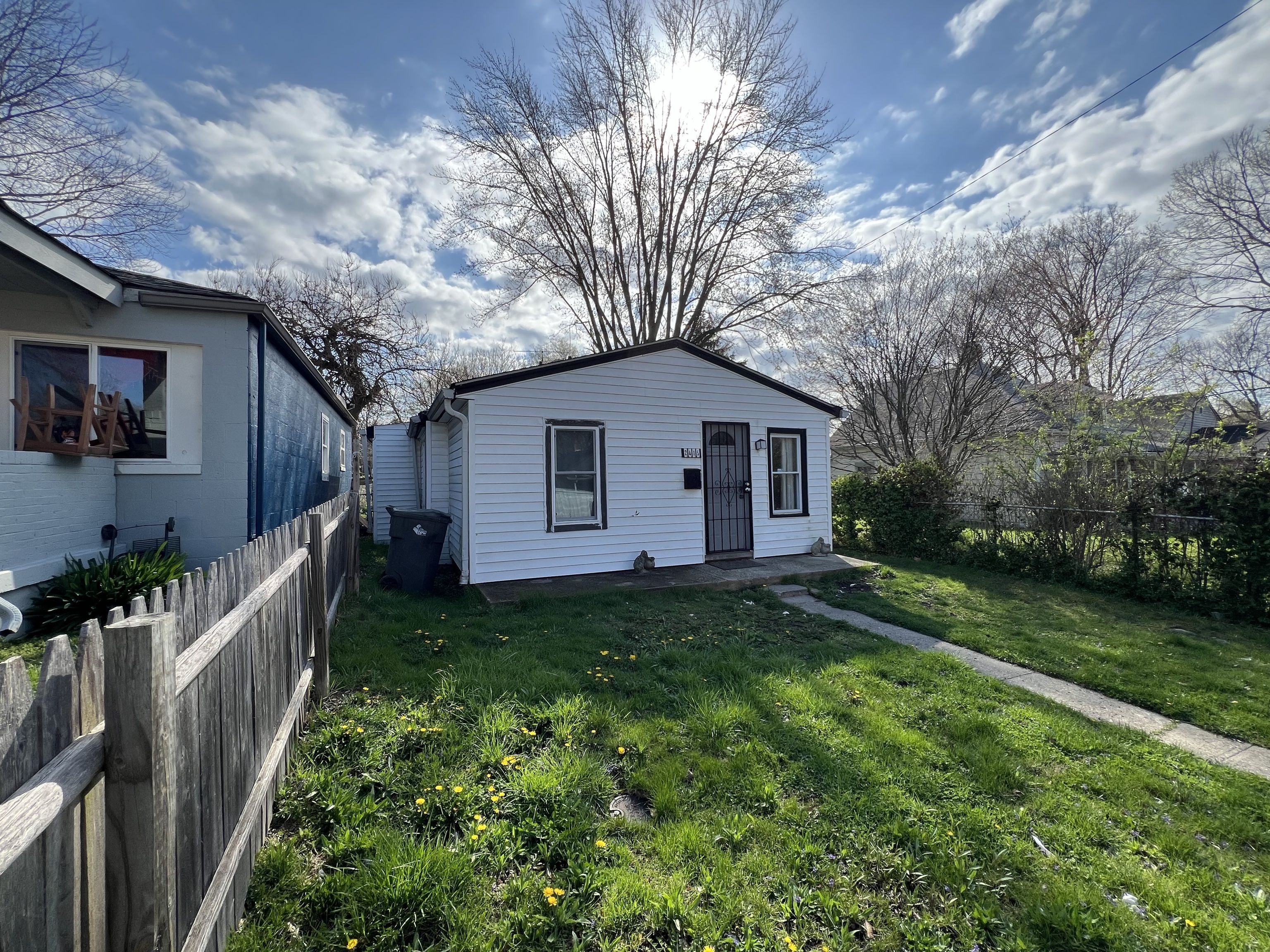 2415 N Oxford Street