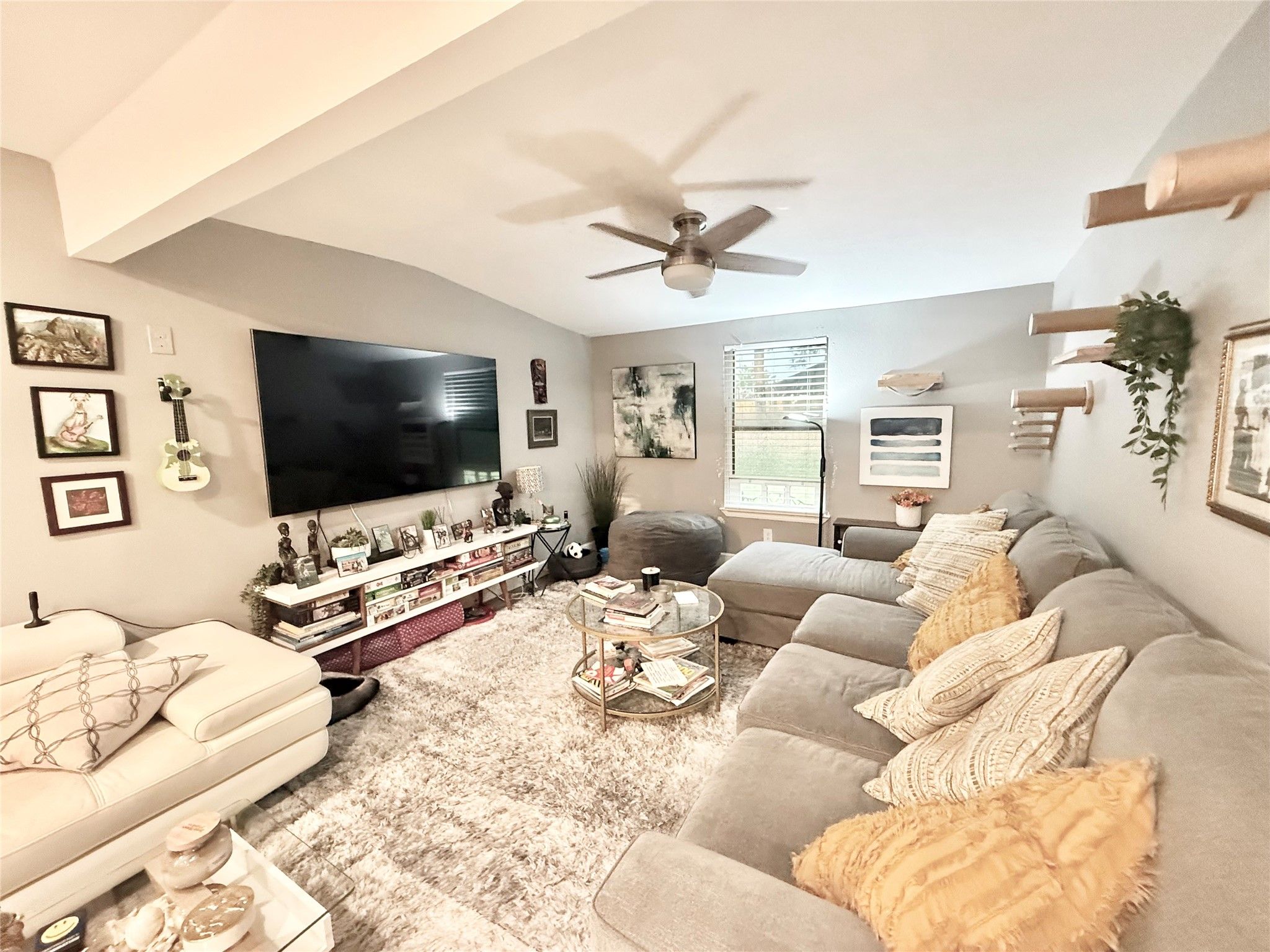 2043 Des Jardines Street