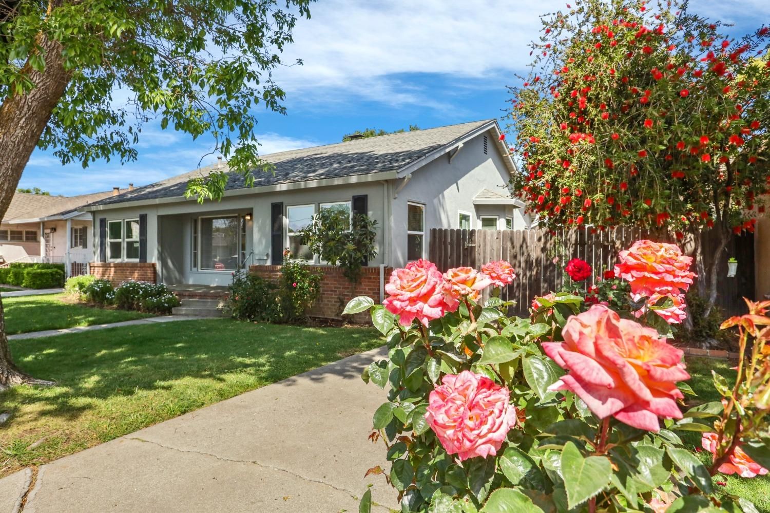 1213 W Mariposa Avenue