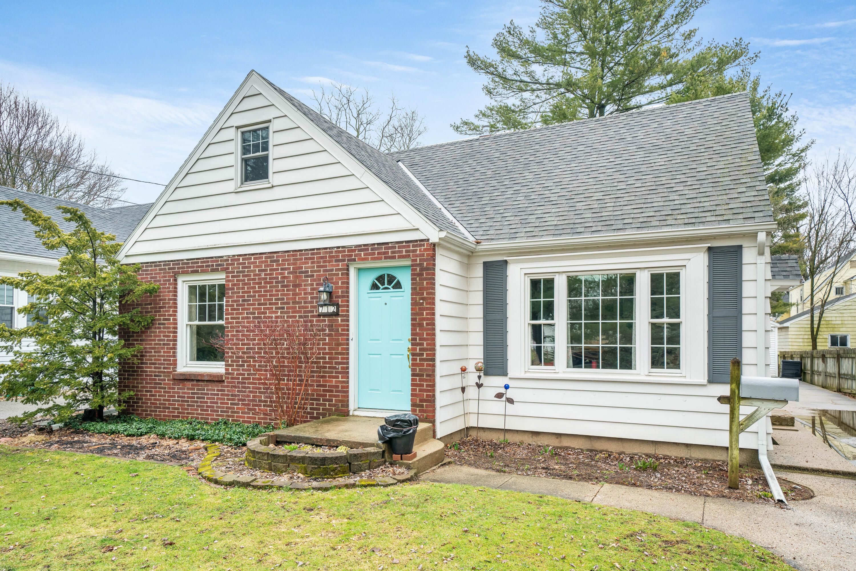 712 Pinehurst Boulevard