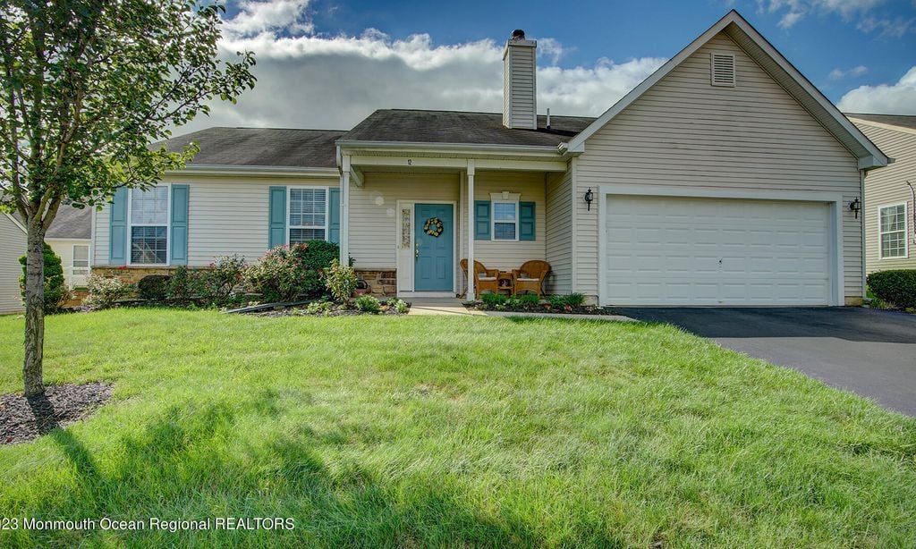 Country Walk of Lake Ridge