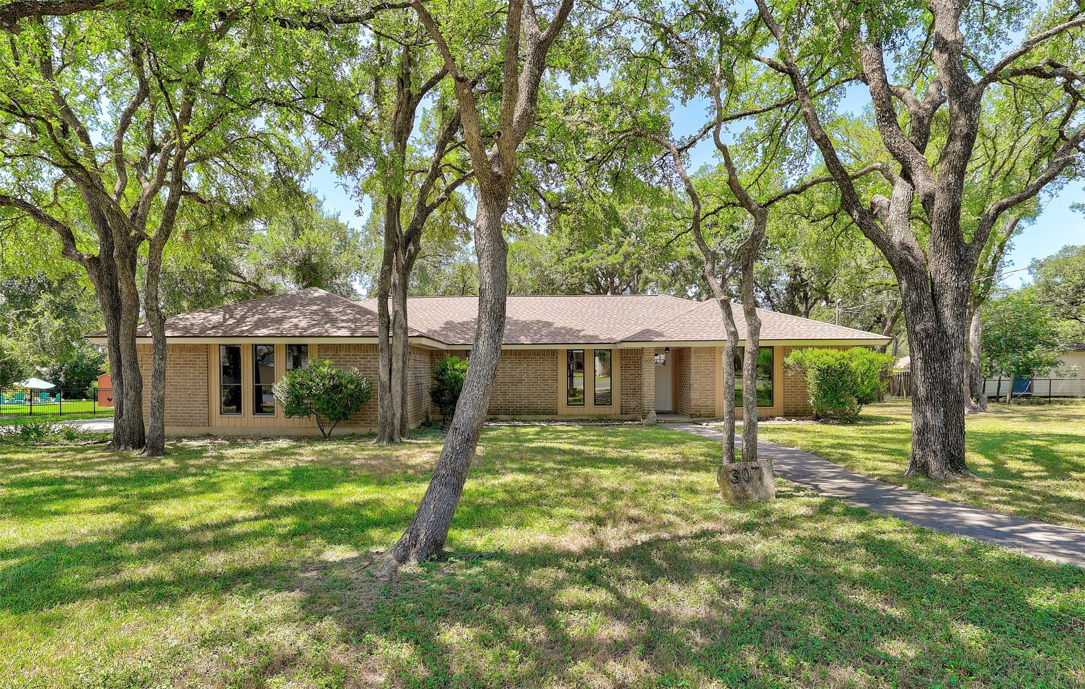 307 Las Plumas Drive