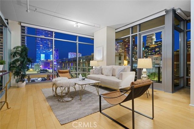 1100 S Hope Street 716