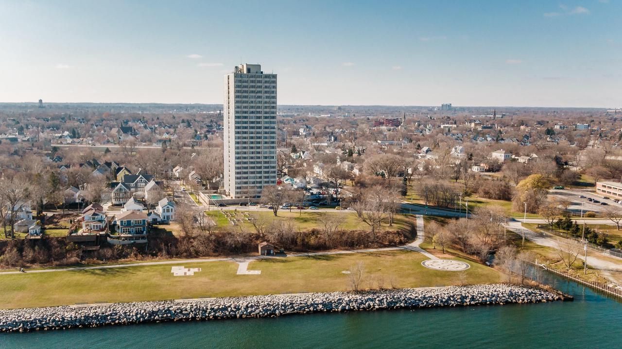 2525 S Shore Drive 2A