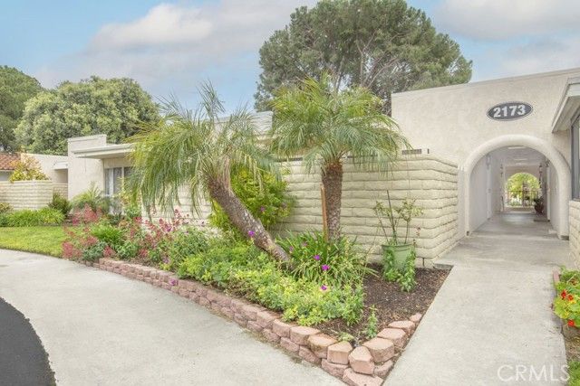 2173 Via Mariposa East T