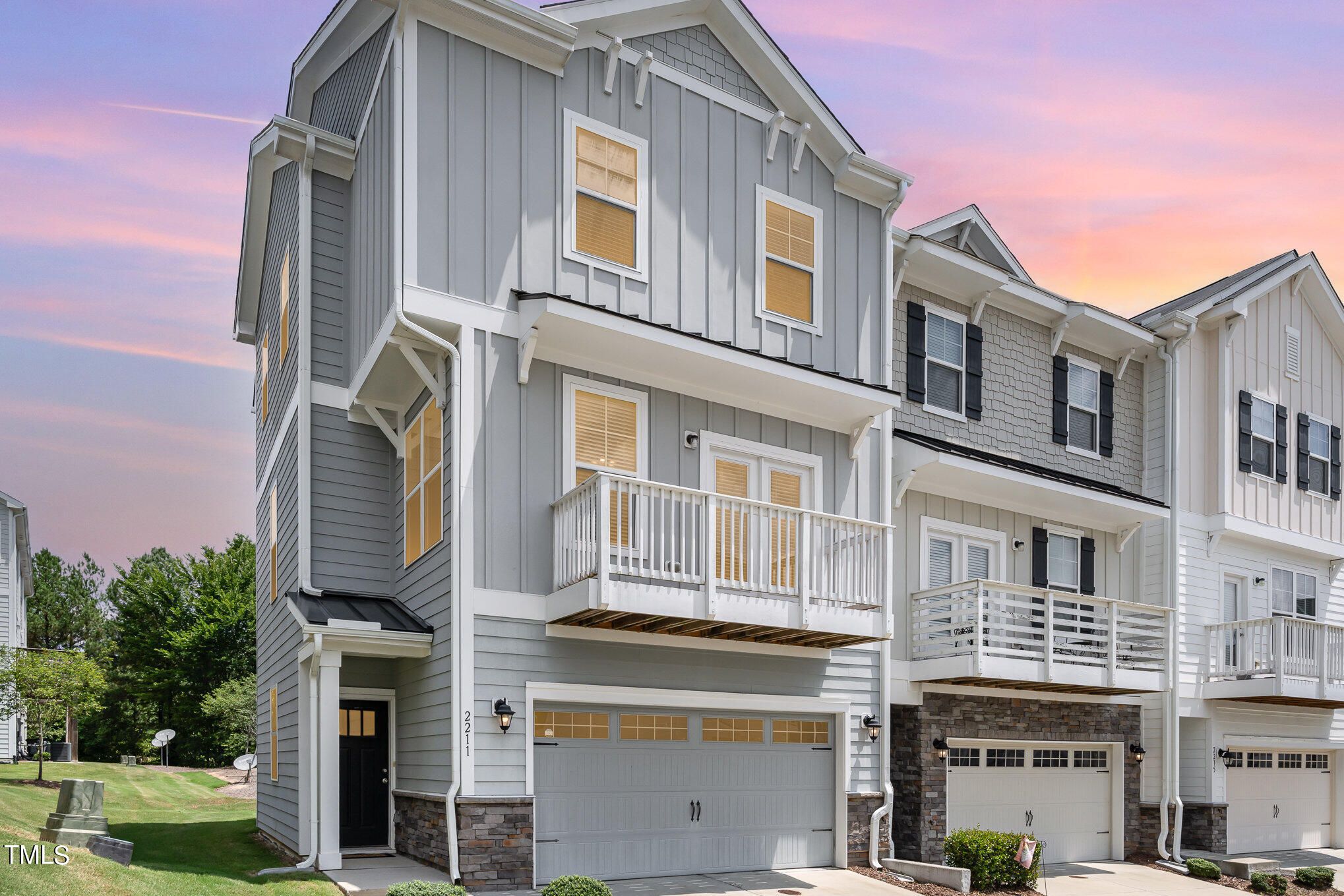 2211 Chattering Lory Lane