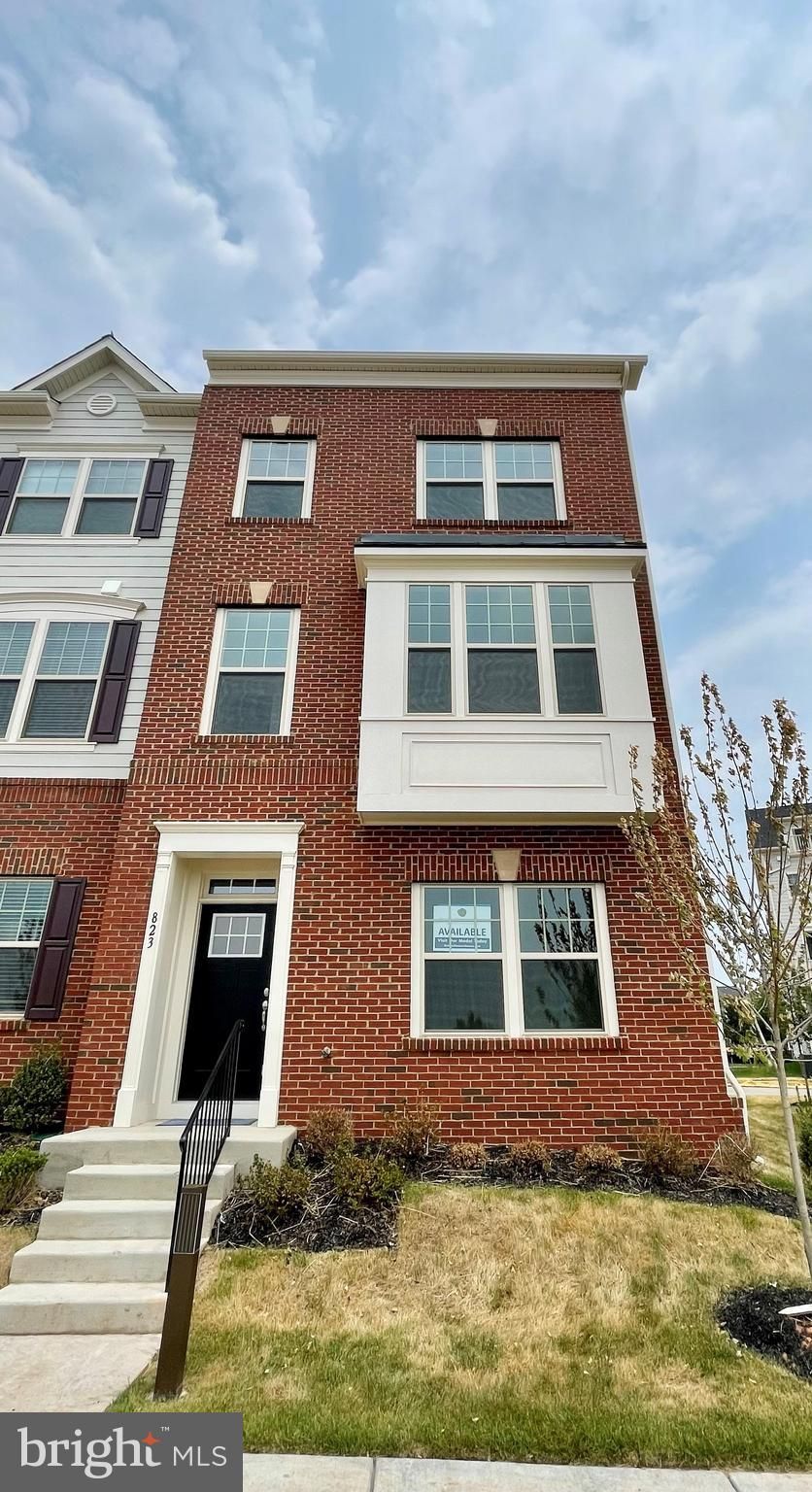 823 Sawback Square Ne