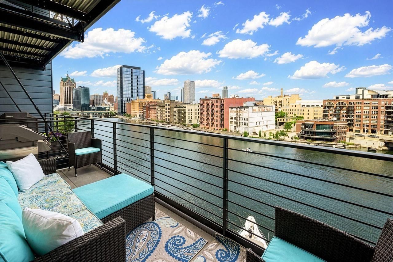 106 W Seeboth Street 616