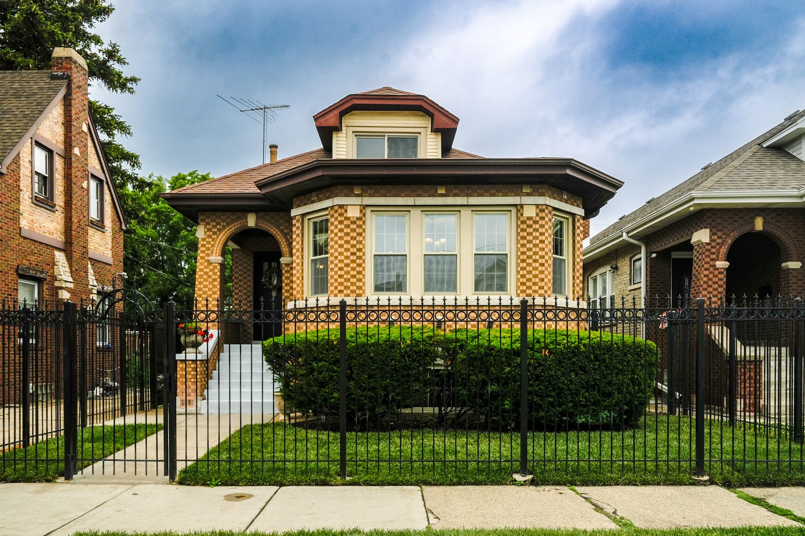 6136 W Fletcher Street