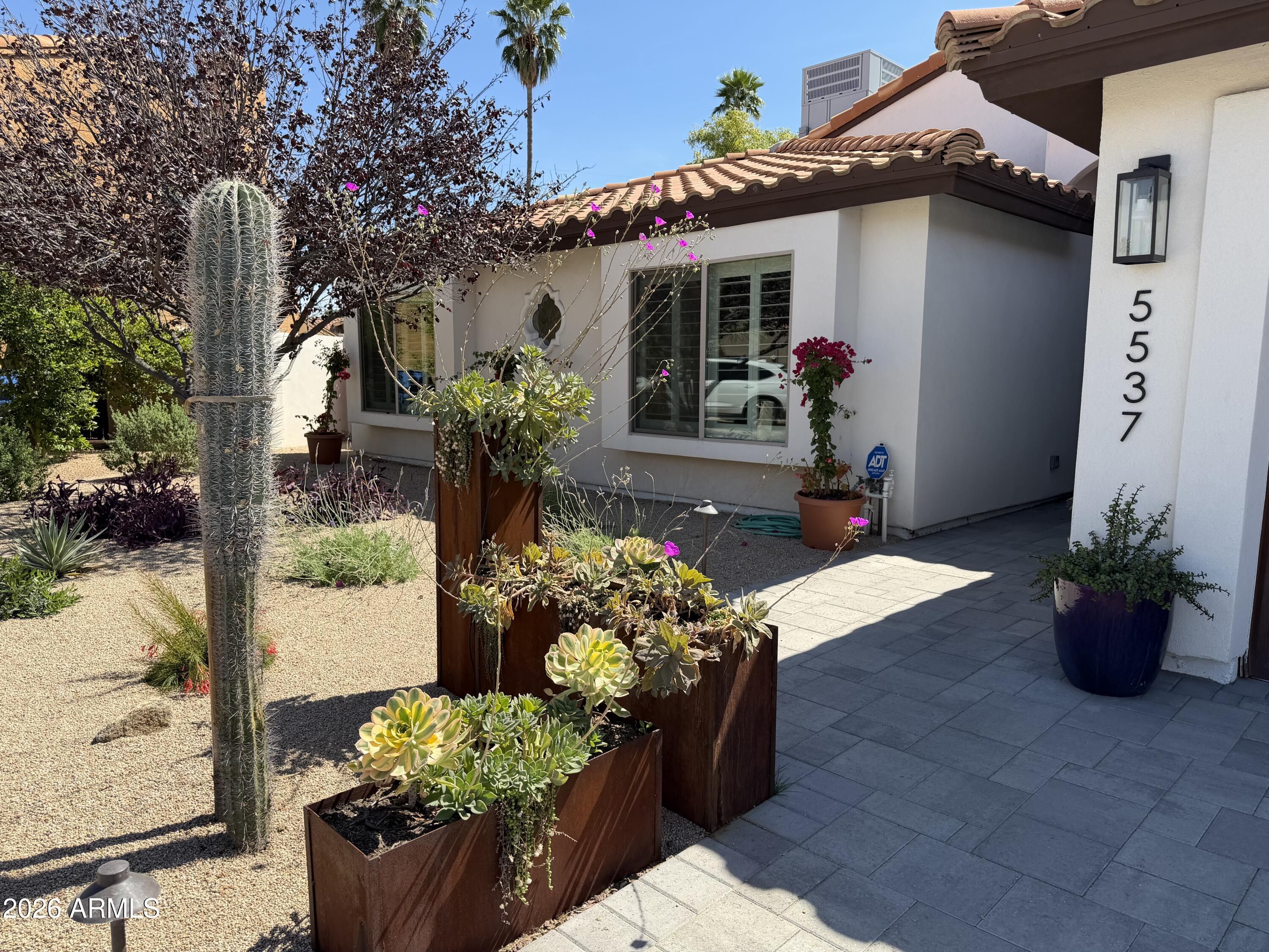 5537 E Grandview Road