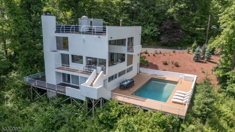 1152 Johnston Dr