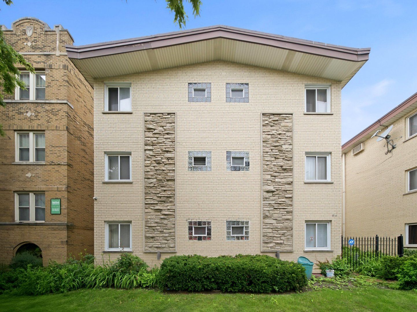 714 N Austin Boulevard 202