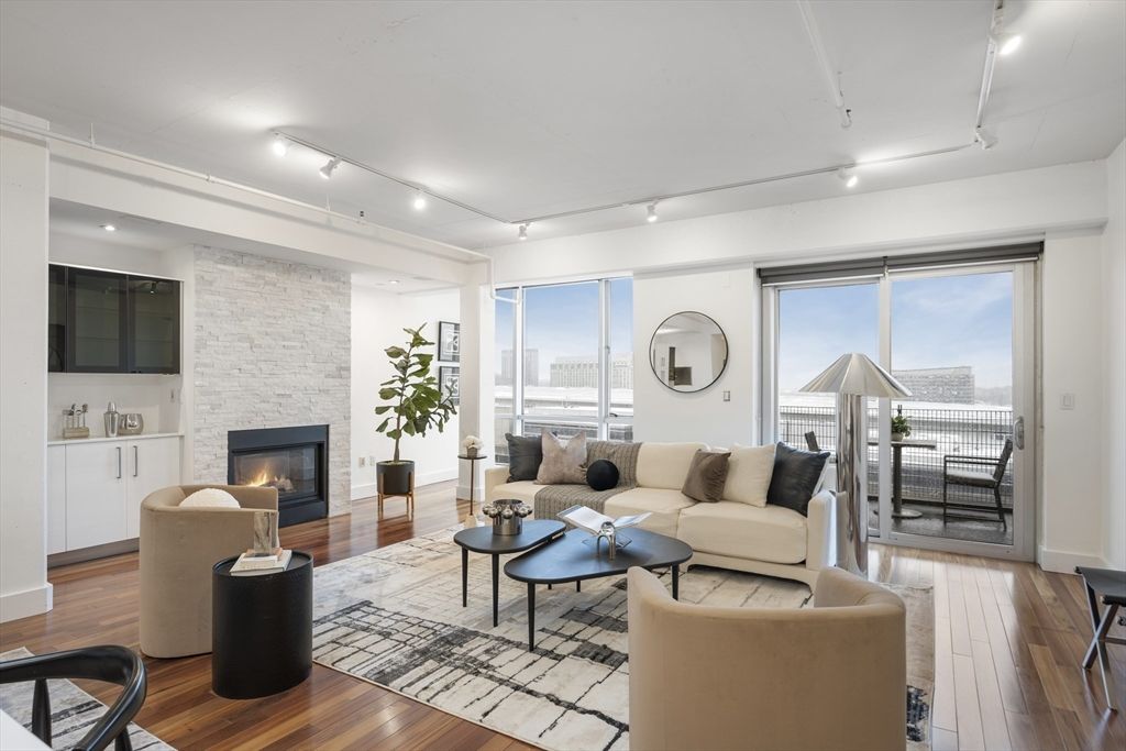 25 Channel Center St PH201