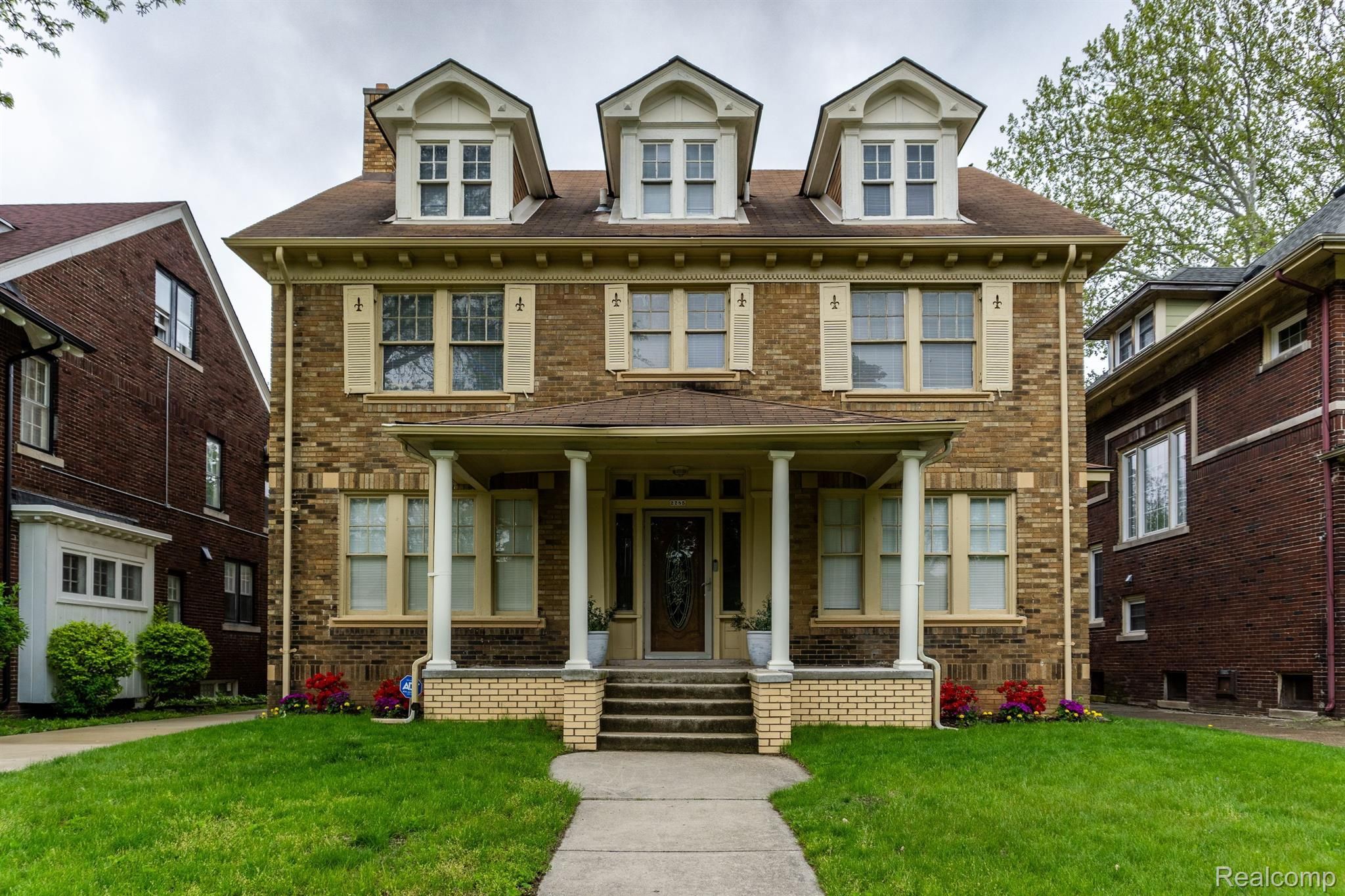 2285 Chicago Boulevard