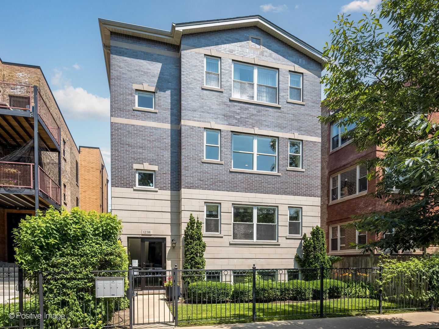 1238 W Argyle Street 3