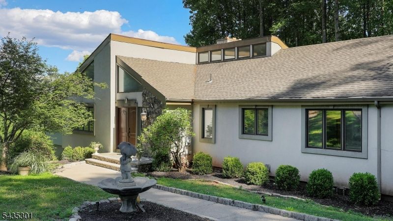 2 Springdale Ln