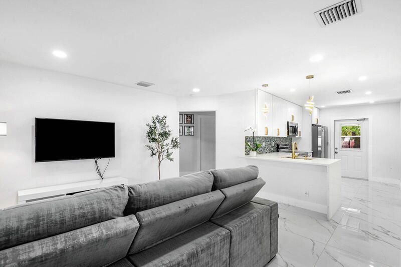 3837 Ne 16th Terrace