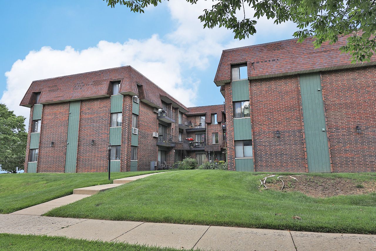 4946 Douglas Road 202