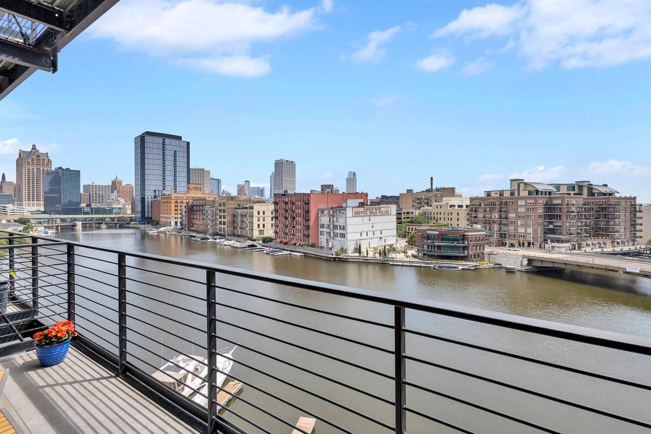 106 W Seeboth Street 612