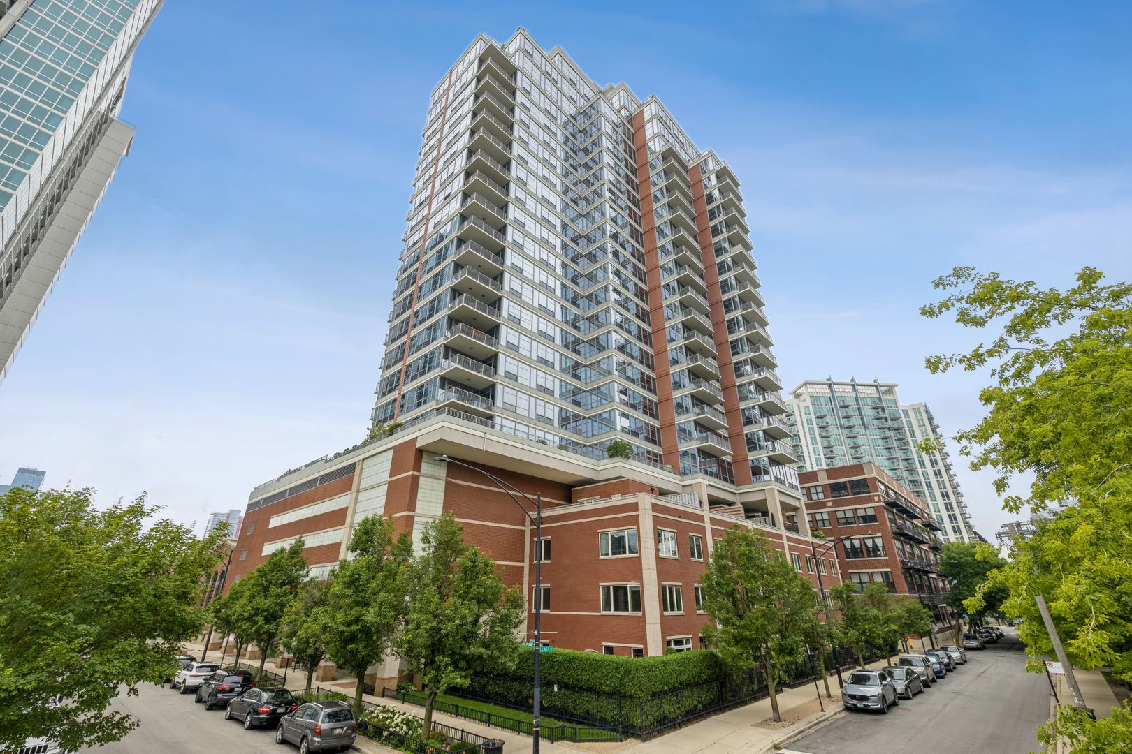 1600 S Prairie Avenue 2404