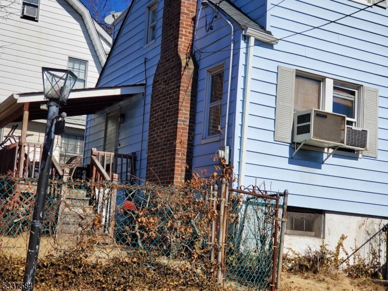 631 Elm St