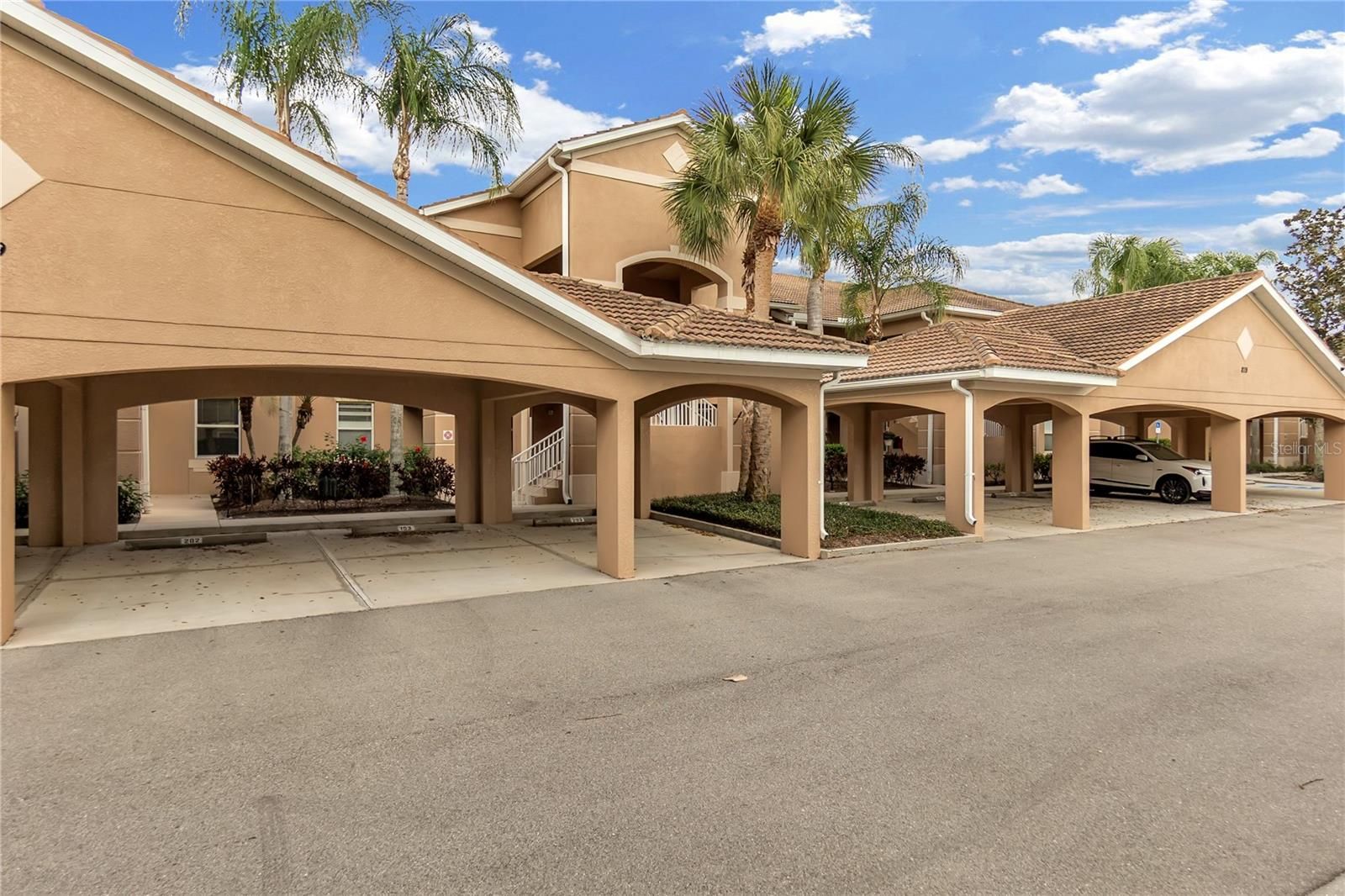 819 Fairwaycove Lane 203