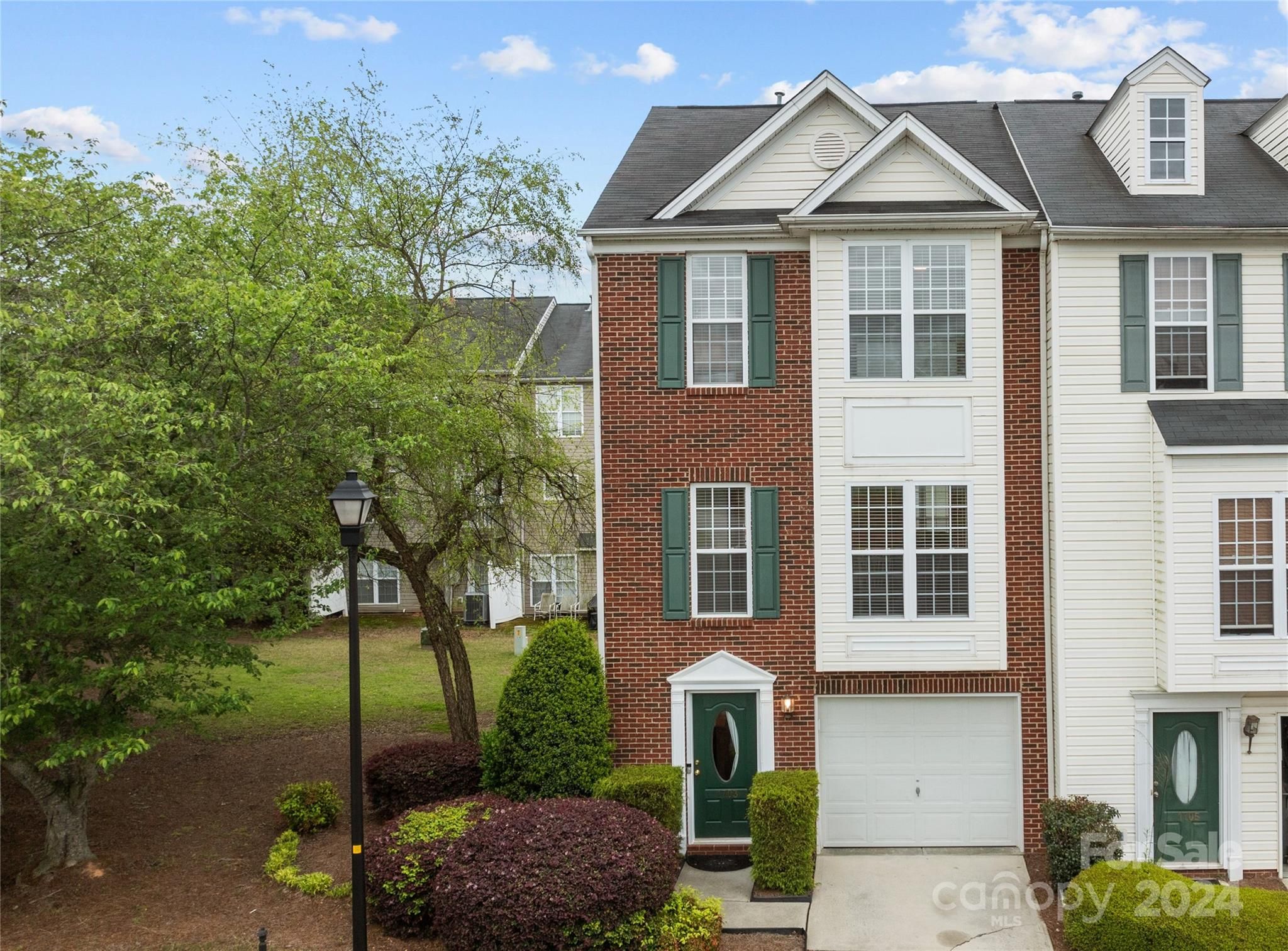 1703 Kashmir White Lane