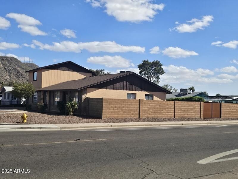 2255 W Bloomfield