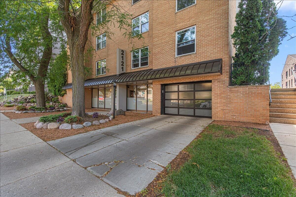 2121 N Cambridge Avenue 302