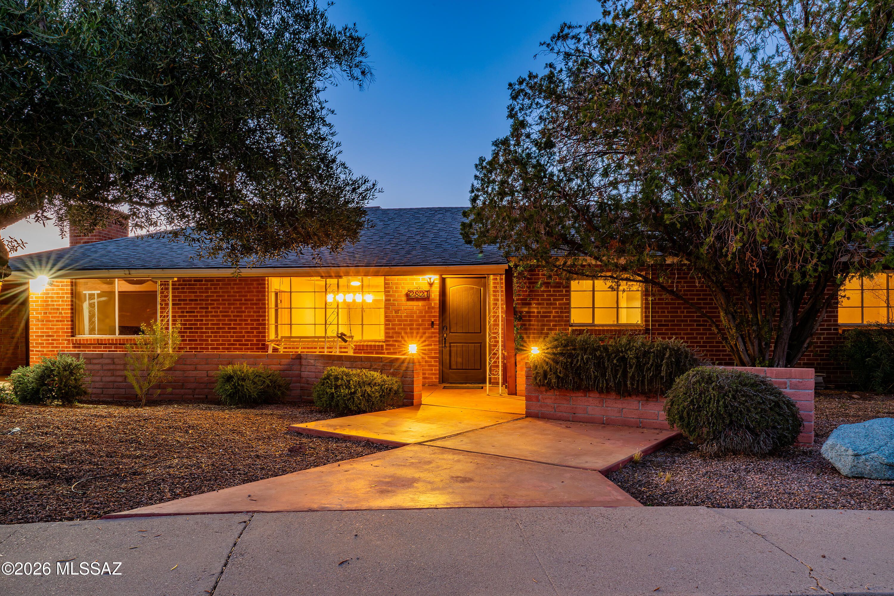 2827 E La Cienega Place