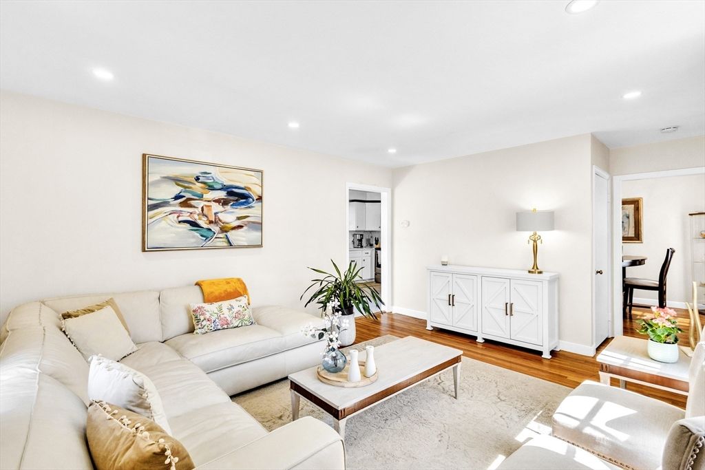 18 Mayflower Rd