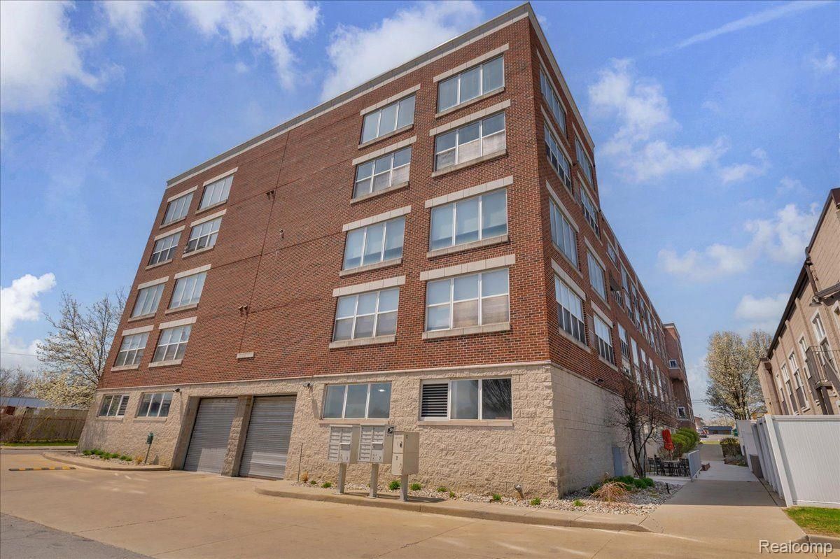 98 Northbound Gratiot Avenue 33